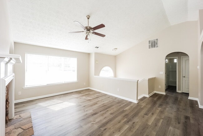 Building Photo - 587 Rosewood Cir