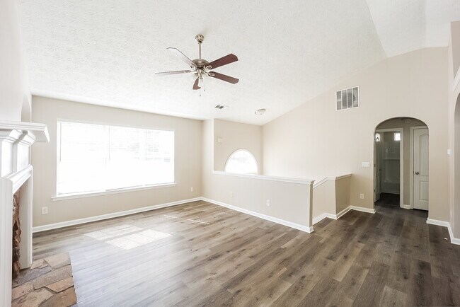 Foto del edificio - 587 Rosewood Cir