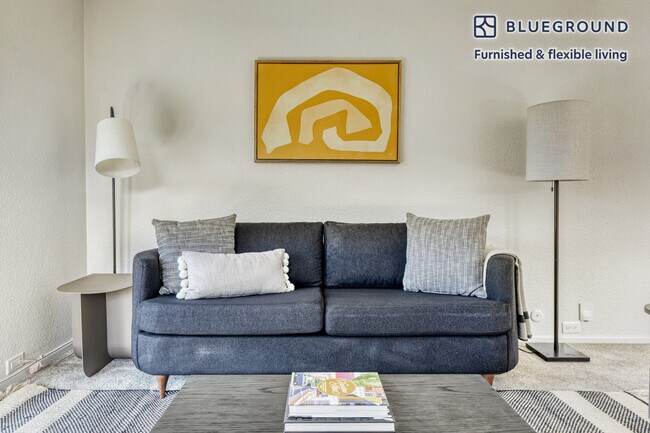 Foto del edificio - 3662 Barham Blvd