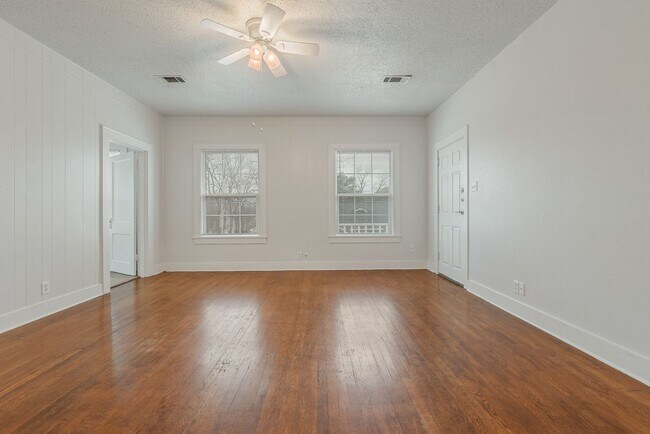 Building Photo - Cozy 2 Bedroom Apartment Available for Aug...