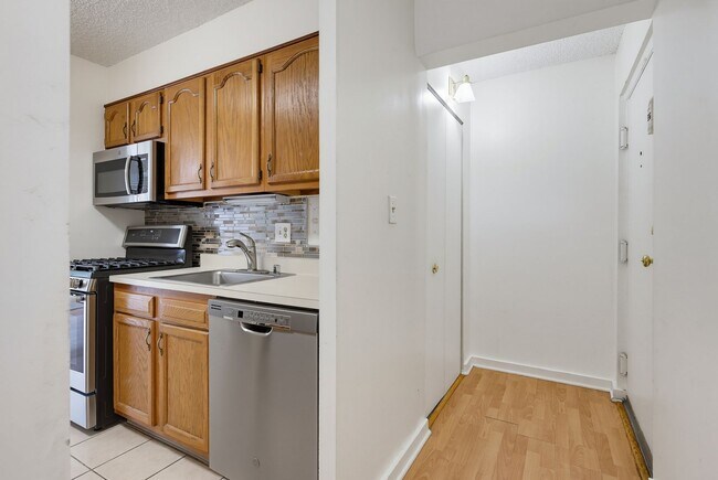 Building Photo - 5911 Tamar Dr