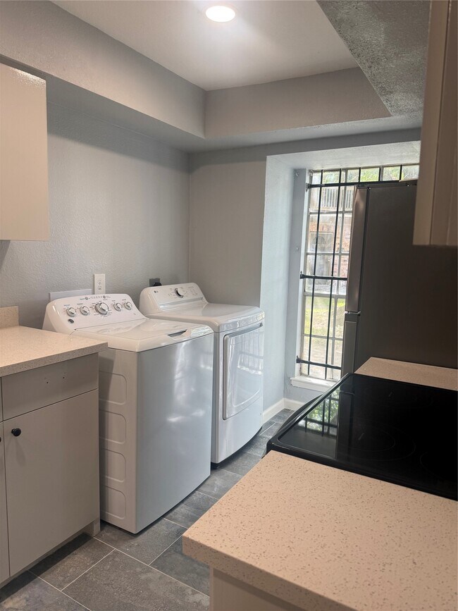 Foto del edificio - 7930 Grove Ridge Dr
