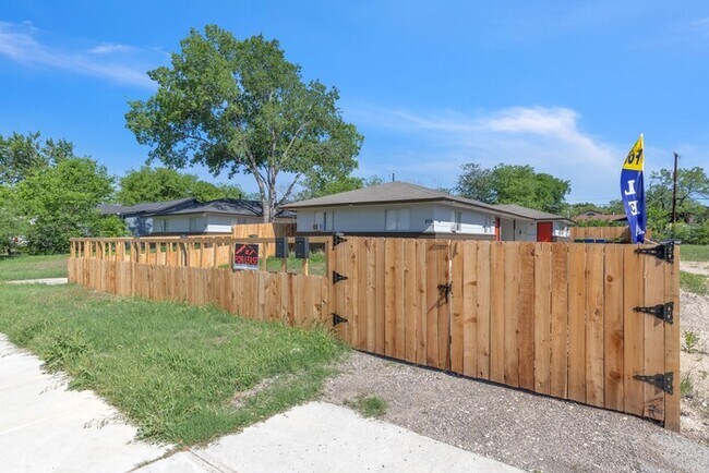 Building Photo - 811 John Adams Dr