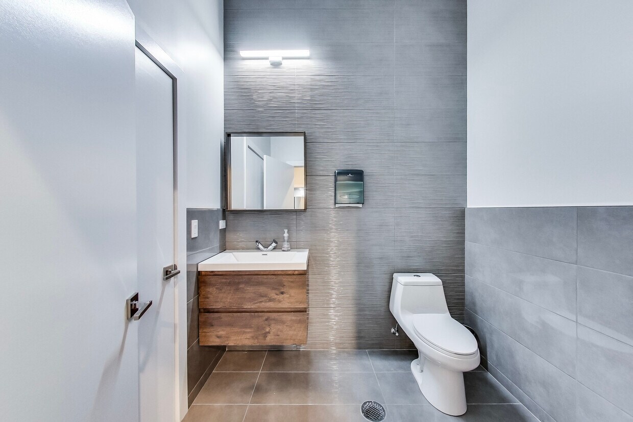 Primary Photo - 2847 N Clybourn Ave
