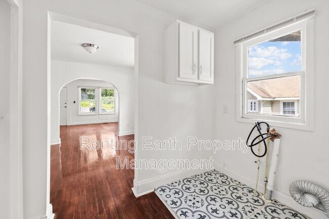 Foto del edificio - 8215 Rugby Ave