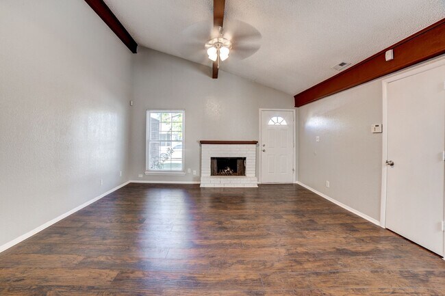 Building Photo - Recently renovated