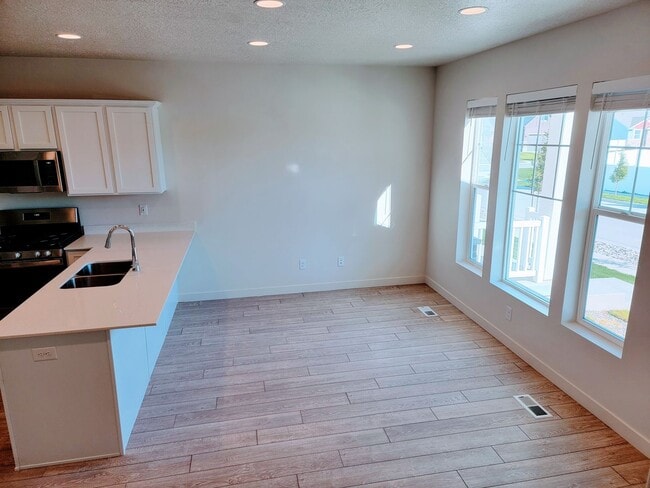 Building Photo - Stunning Townhomes!