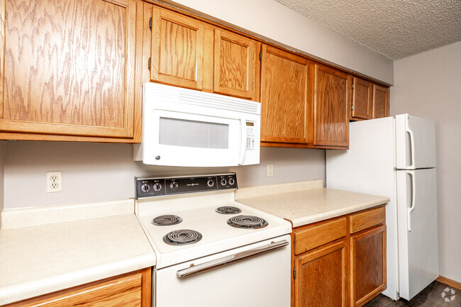 2BR, 1BA - 900 SF - Kitchen - 1006 Oakcrest Street Apartments