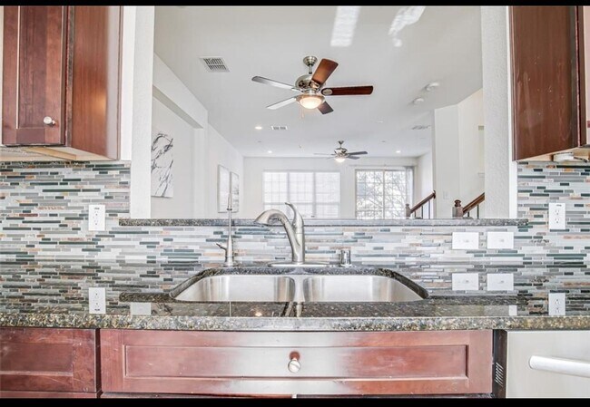 Foto del edificio - Spacious 3BR Townhome in Addison