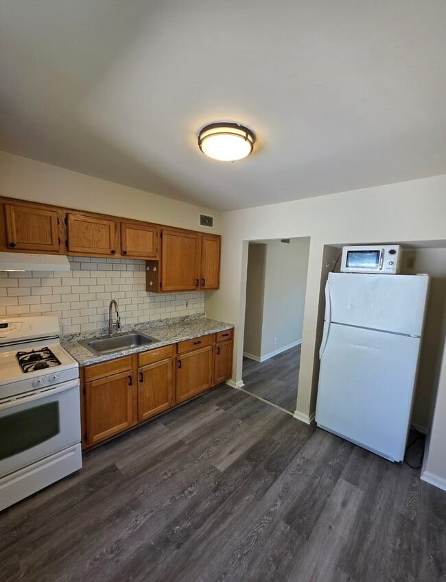 Building Photo - 4839 W Lynndale Ave