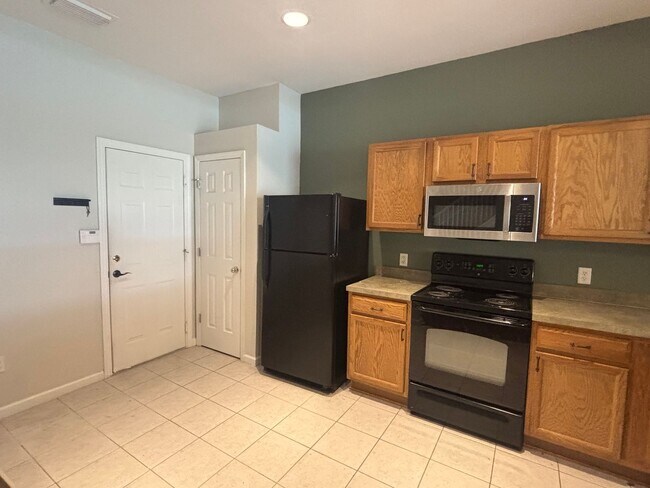 Building Photo - Amazing Neighborhood 3/3 W/Great Amenities!