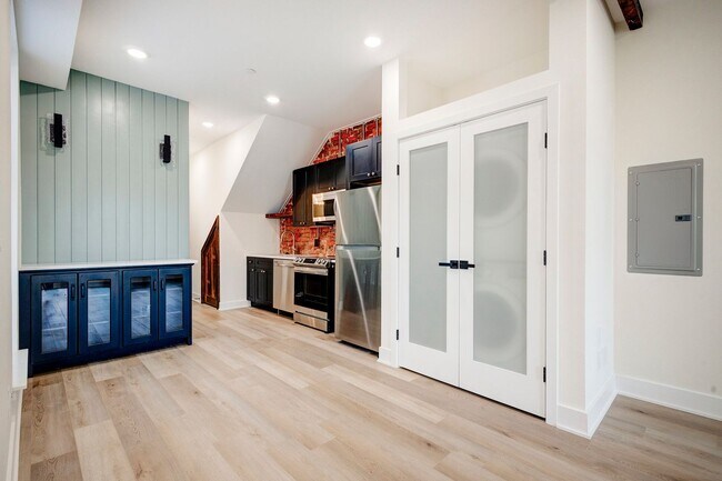 Foto del edificio - 2337 N COLLEGE AVE - 4 UNIT HOUSE
