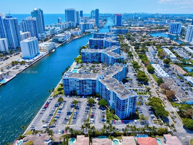 Foto del edificio - 1000 Parkview Dr