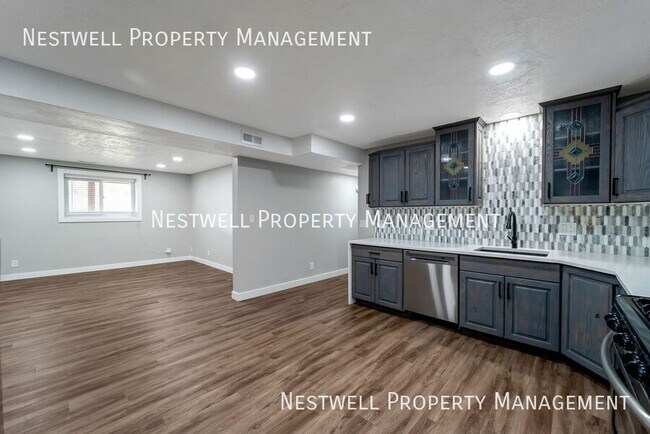 Building Photo - 1923 Carriage Ave