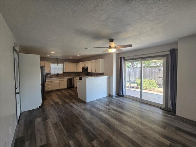 Building Photo - 3420 Kings Way