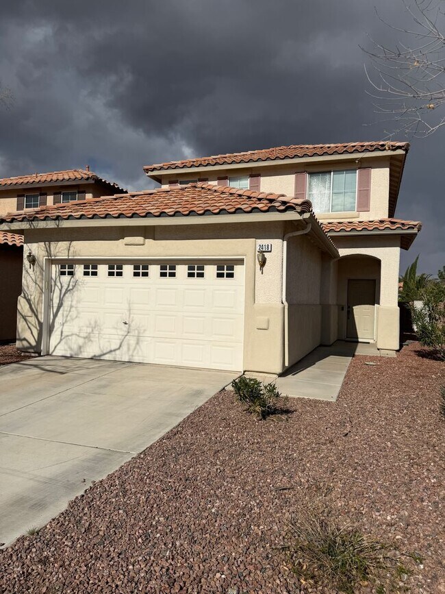 Building Photo - Sunridge 3br+den with great backyard and views