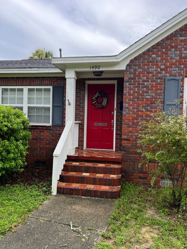 Building Photo - Enjoy the East Hill Charm with a $200 off ...