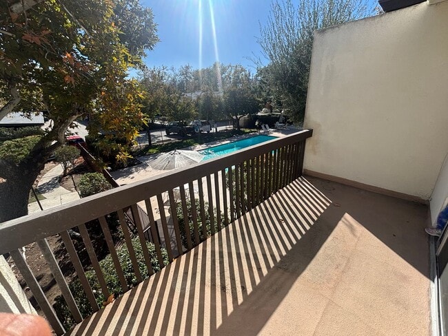 Foto del edificio - Charming 2-Bedroom Condo with Community Pool & Utilities Included in Newhall!