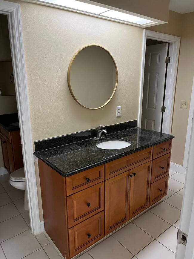 Building Photo - Spacious 3/3 home in Highlands