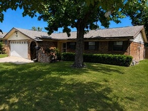 Building Photo - 2025 Meadow Glen
