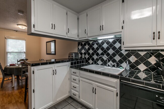 Building Photo - 3016 Live Oak Ln SW