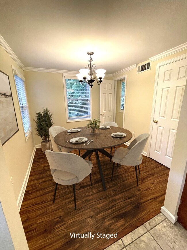 Foto del edificio - NormalTown 2br House - Fall 2026 Prelease