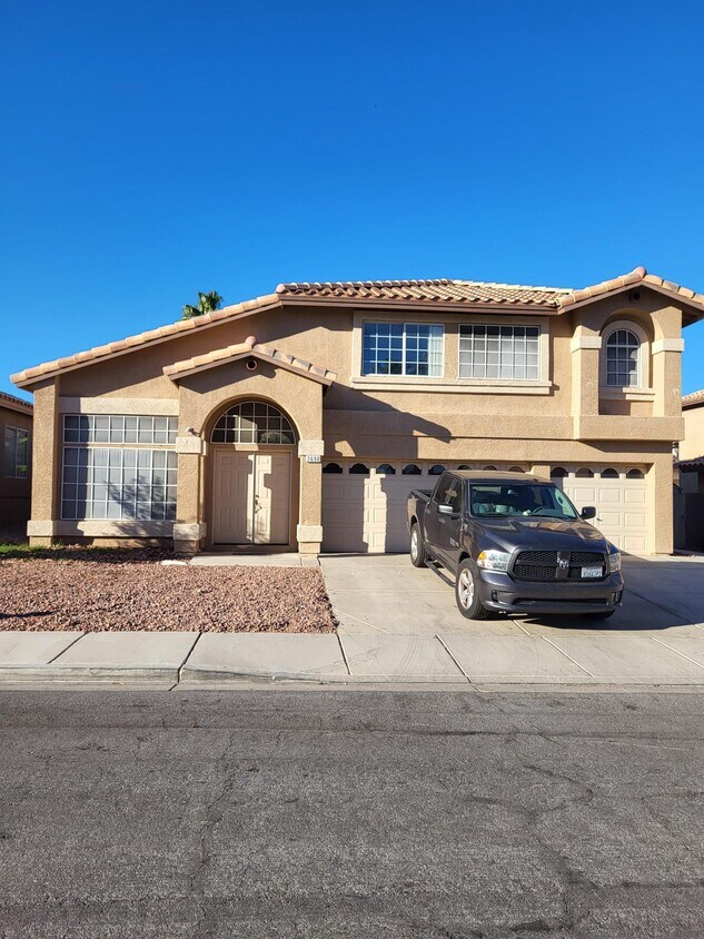 GREAT LOCATION! 3 CAR GARAGE! - 2690 African Violet Ave