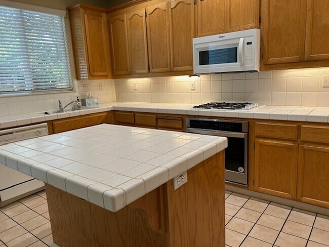 Foto del edificio - Spacious 4 bedroom, 2.5 Bathroom Available...