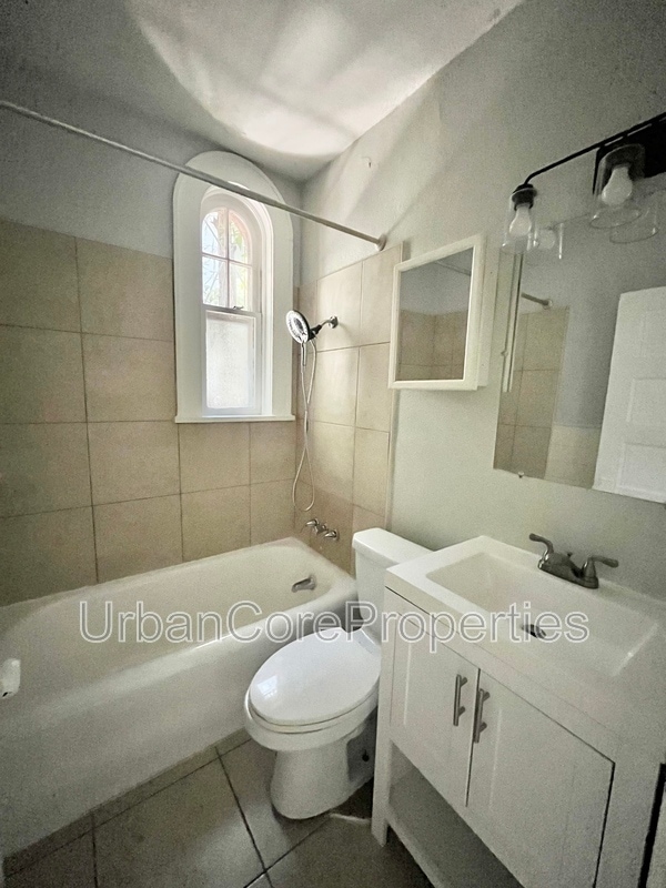 Foto del edificio - 352 13th Ave NE