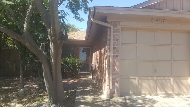 Foto del edificio - One Side of Duplex is Waiting for You- 2 Bed- 2 Bath- Lake Worth on Cul De Sac- 76135