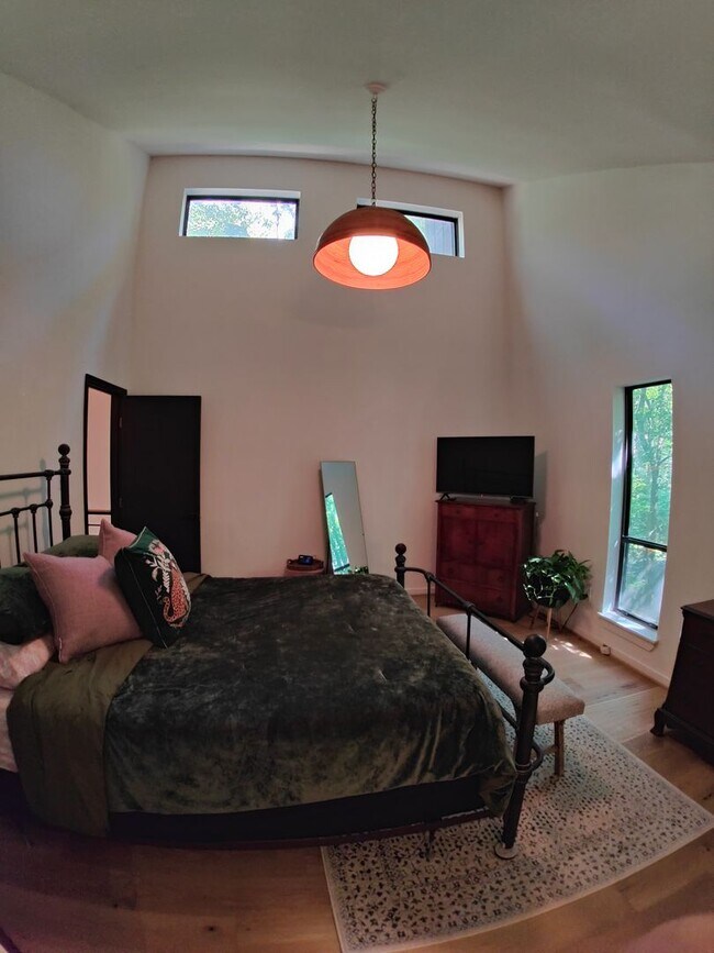 Foto del edificio - Updated Two bedroom Contemporary with huge...