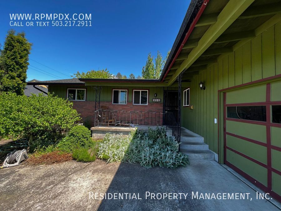 Foto principal - Upper-Level Mid Century Duplex Ranch - Ele...