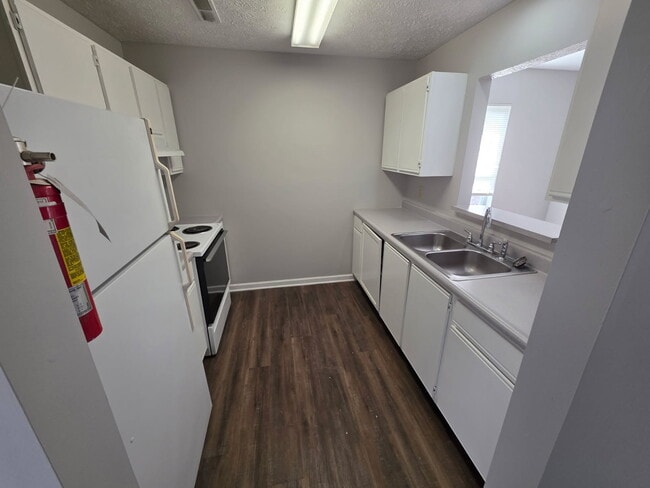 Building Photo - 41 Pine Dr