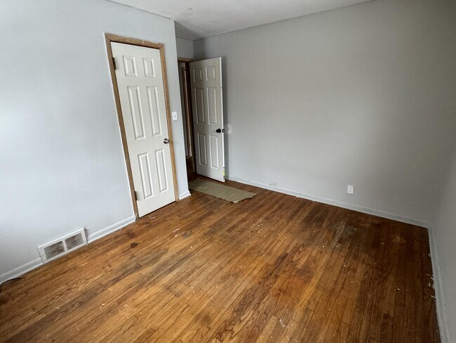 Building Photo - 9608 Rosewood Ave