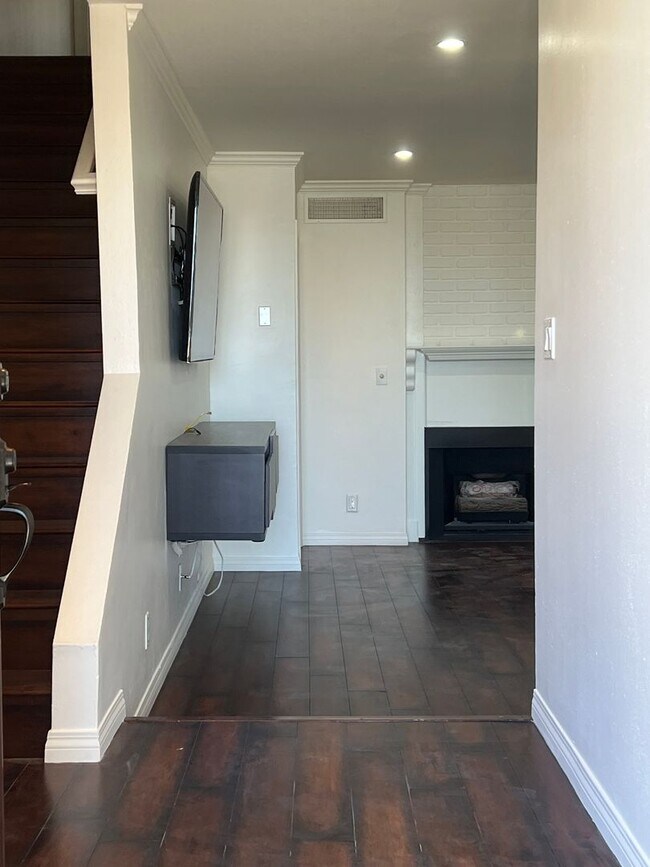 Foto del edificio - Cabrini 2 bedroom townhome