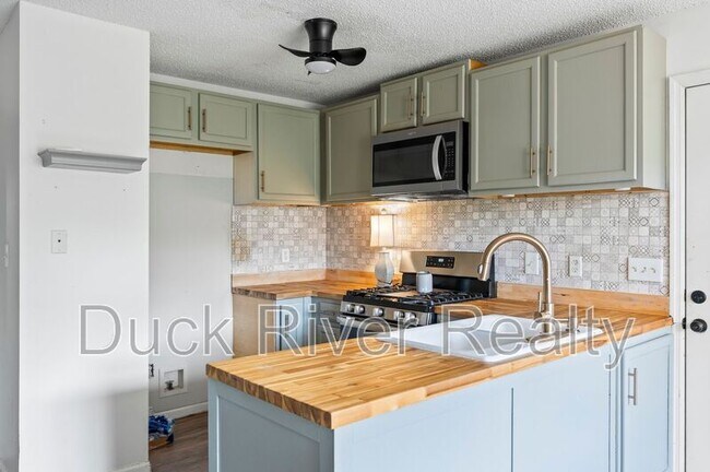 Building Photo - 213 Valley Dr