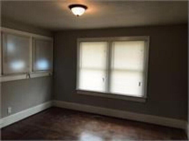 Building Photo - 105 Cherry St SW