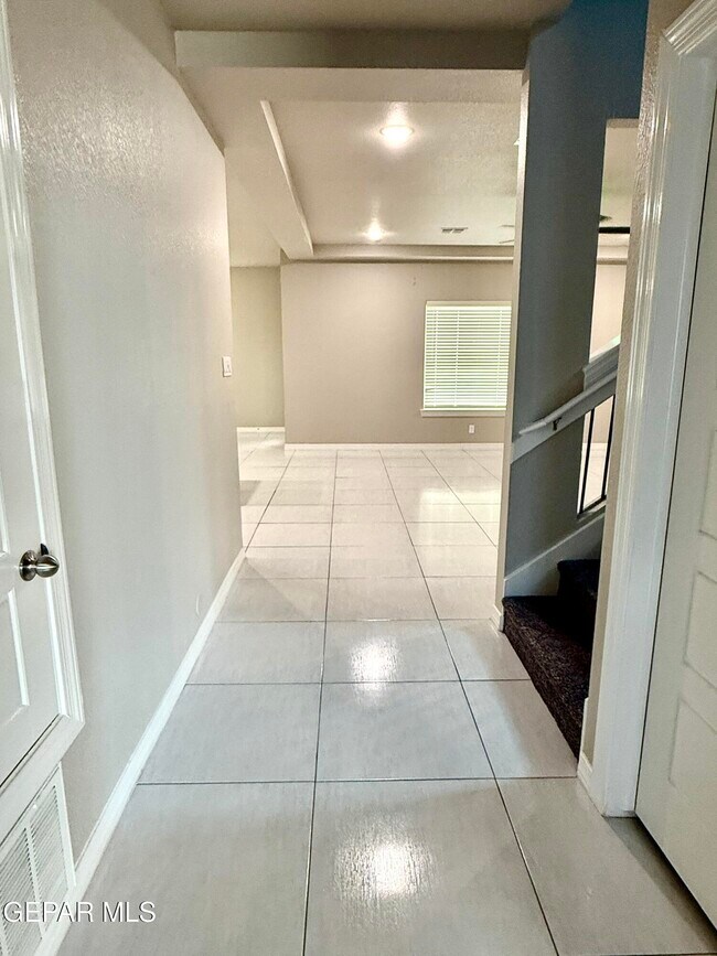 Foto del edificio - 12824 Linstead Ave