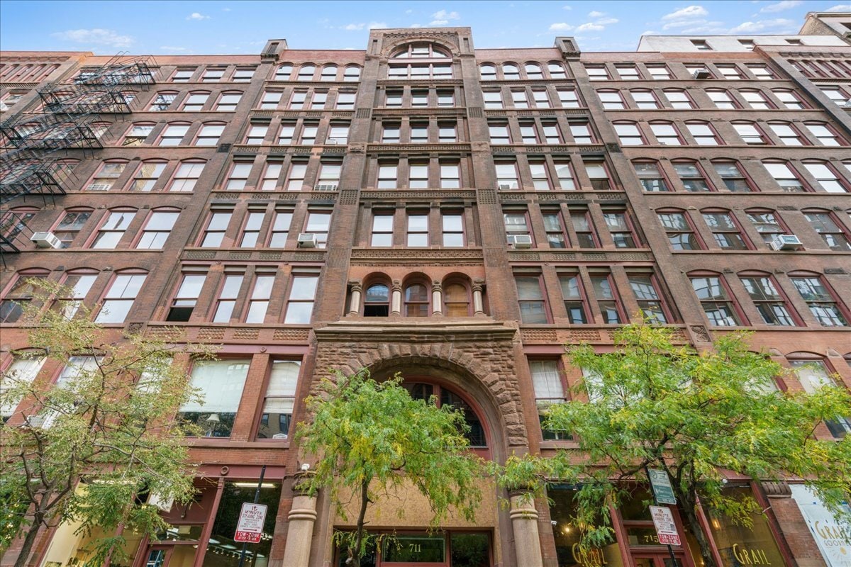 Primary Photo - 711 S Dearborn St