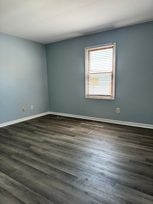 Building Photo - 928 Shady Ln