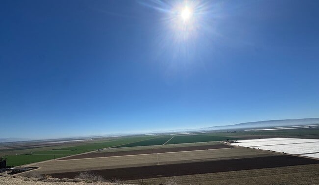 Building Photo - 3-Bedroom Home with Spectacular Views and ...