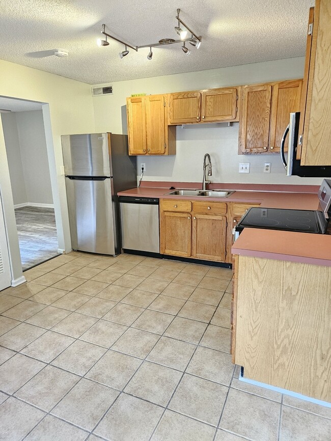 Building Photo - 2 Bedroom Condo