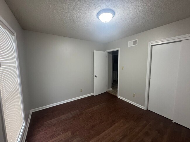 Building Photo - 5021 Appleville St