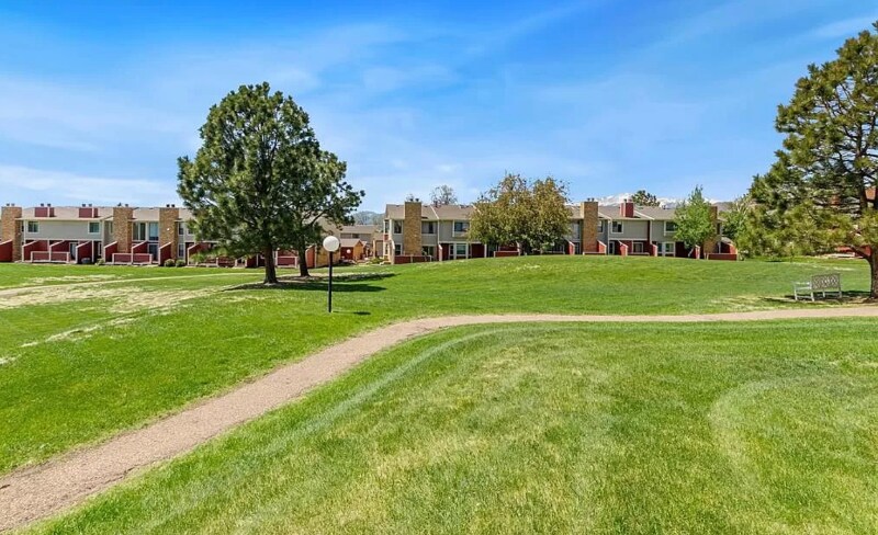 Foto principal - 440 W Rockrimmon Blvd