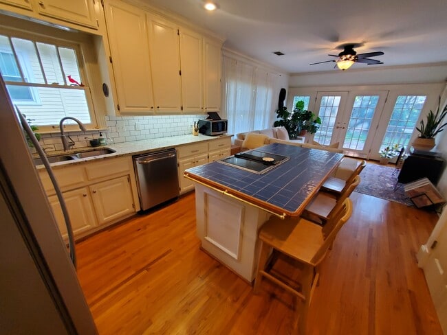 Cocina y sala de estar - 411 N Monroe St