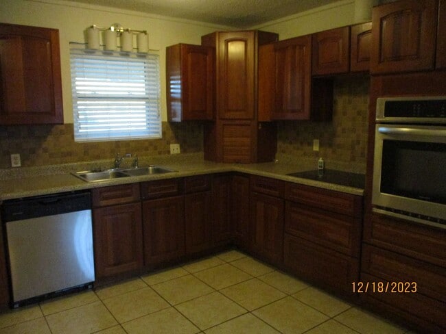 Building Photo - 433 W Ferndale Ln