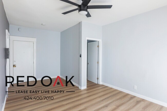Building Photo - Spacious Studio with Tons of Natural Light...