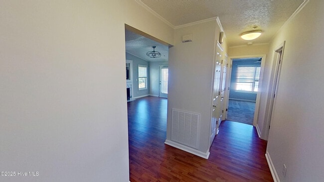 Building Photo - 713 Clearwater Ct