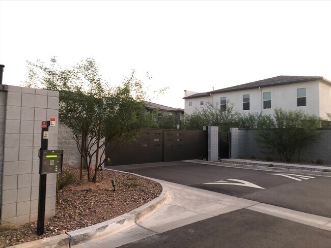 Foto del edificio - 4349 E Berkeley Rd