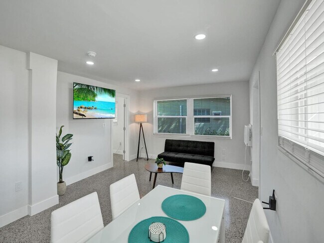 Foto del edificio - 906 N Riverside Dr